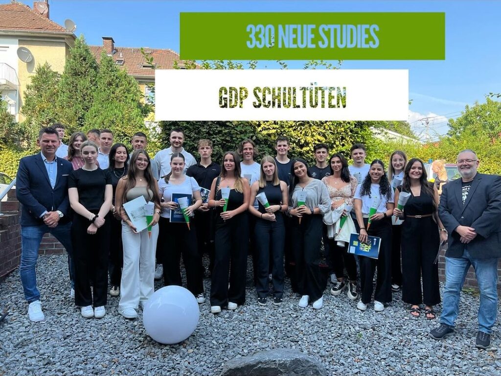 Gruppenbild_330_neue_Studies-GdP_Schultueten