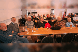 Senioren verfolgen aufmerksam den Vortrag zur Pflege