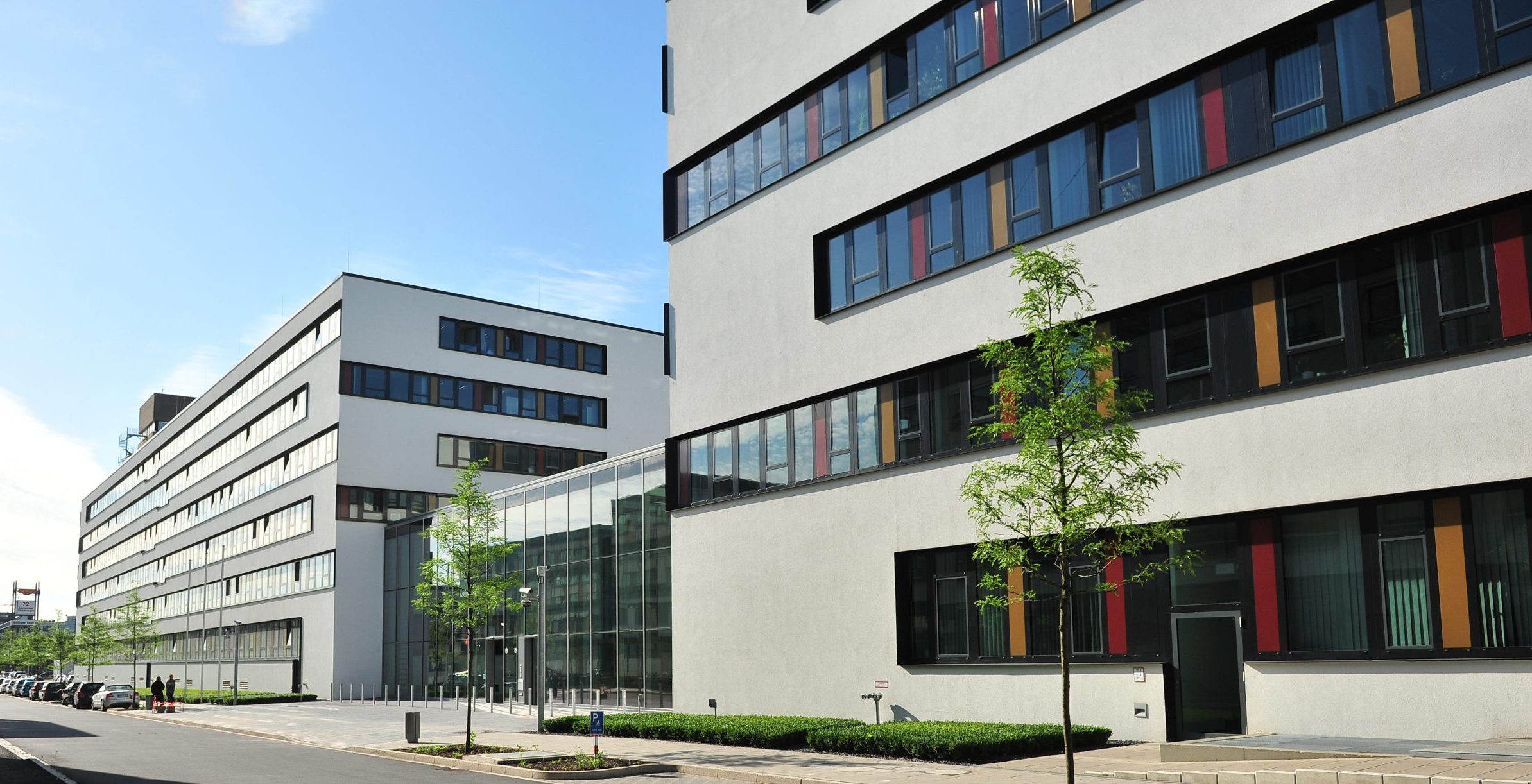 Haupteingang LKA NRW vom neuen LKA Gebäude in Düsseldorf von Westen aus