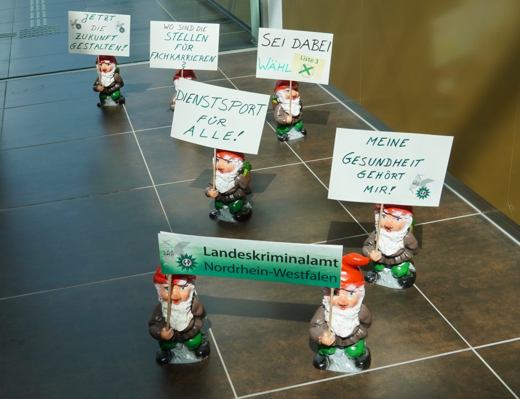sieben Zwerge demonstrieren im Foyer des LKA NRW