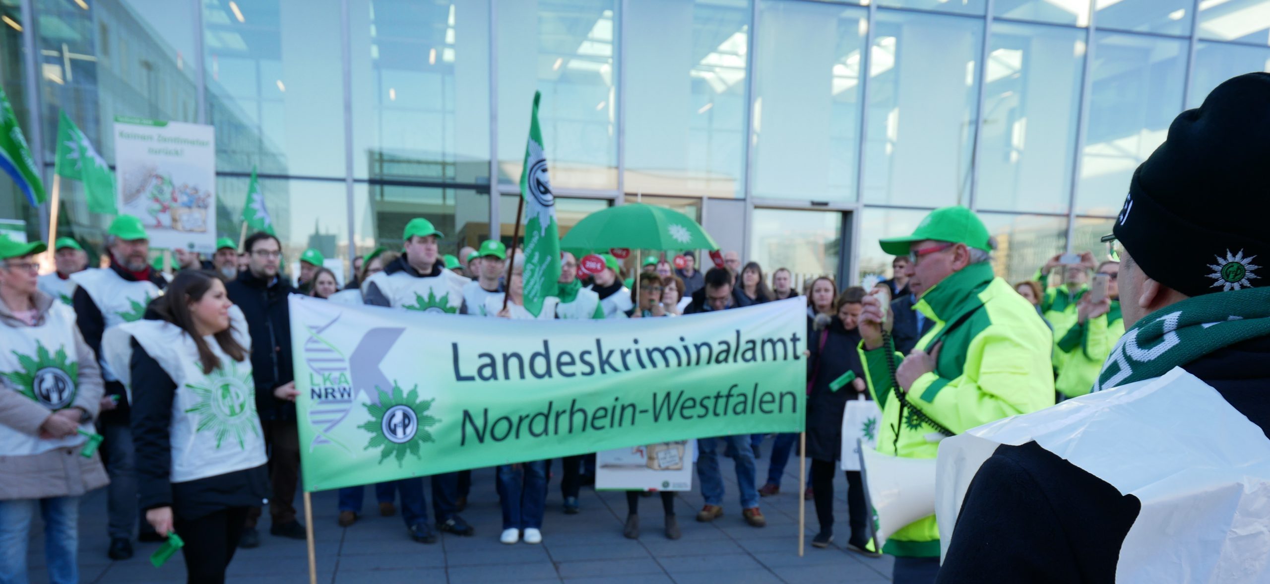 Demonstranten vor dem Landeskriminalamt NRW