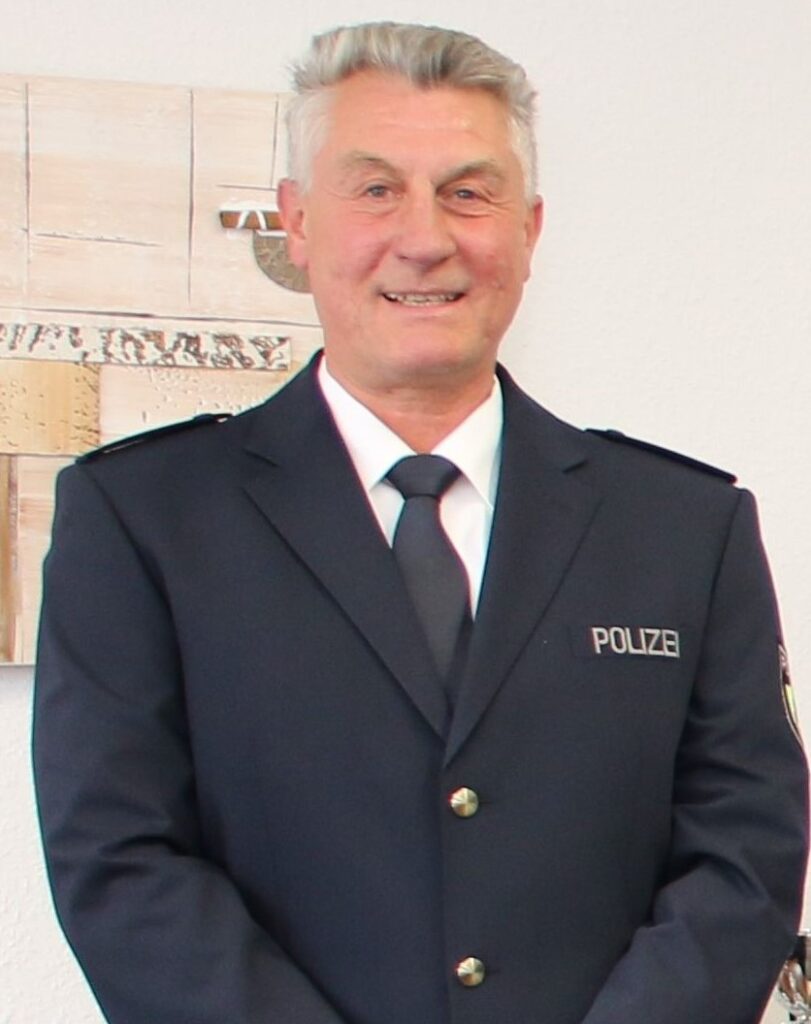 Das Bild zeigt den Bewerber Thorsten Stolte in Polizeiuniform in einer Passbild-Darstellung.